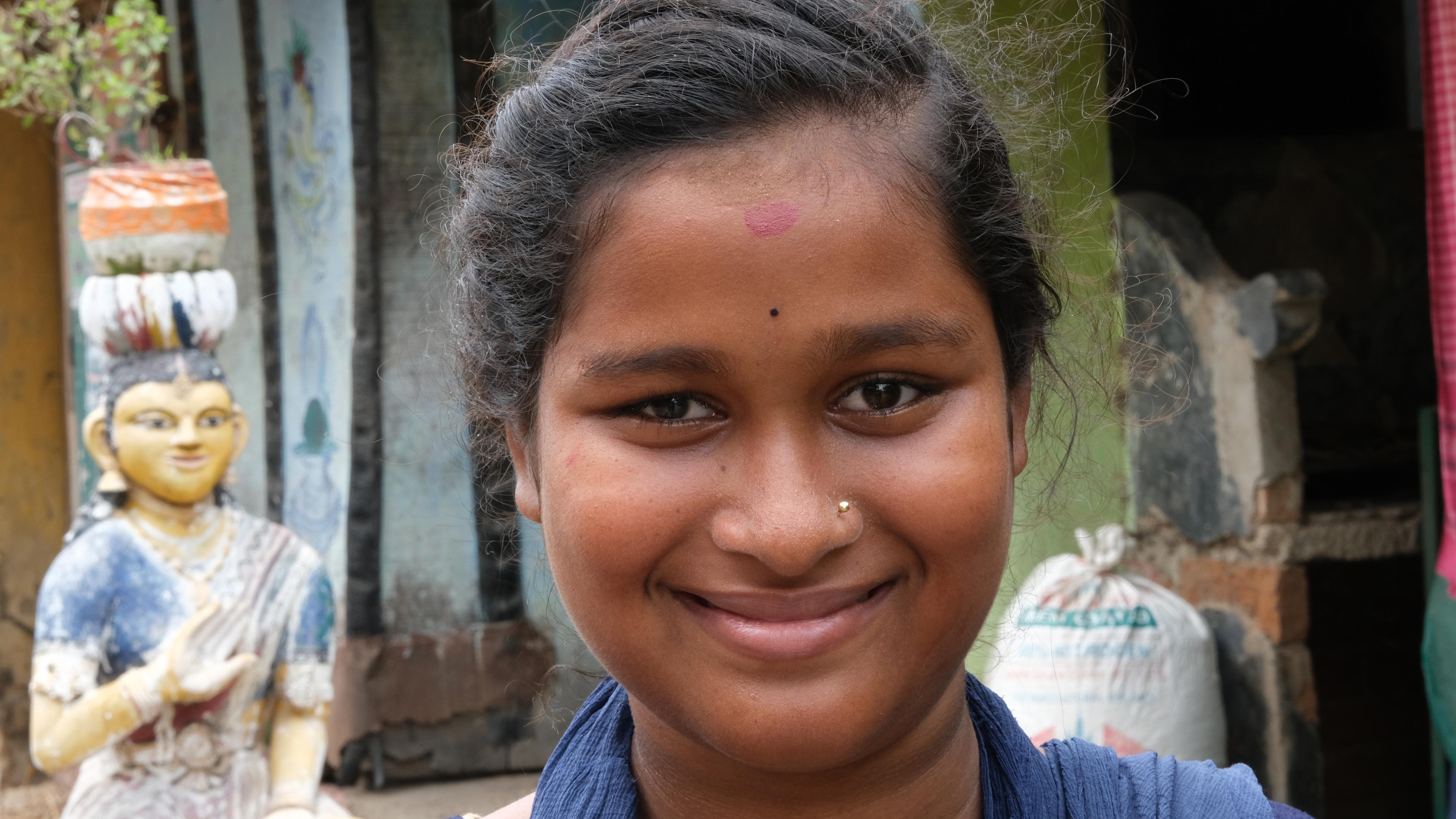 Junge Frau aus Indien, lächelnd
